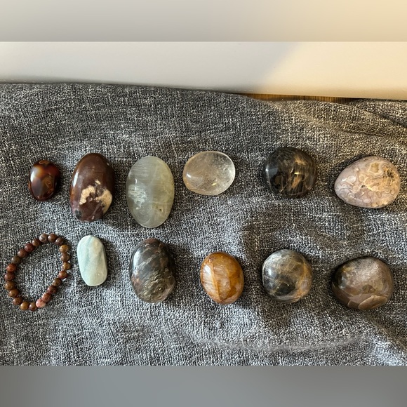 Lots of Crystal Palm Stones - Picture 3 of 3